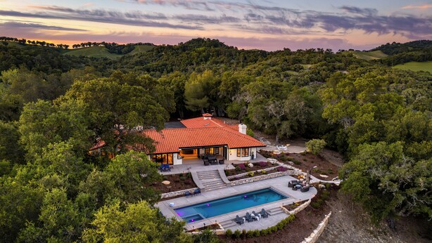 A house with a swimming pool surrounded by lush greenery and hills in the background. - Private Paso Robles Vineyard Stay w Pool, Trails & Wine Views | Rancho de Robles (Paso Robles)