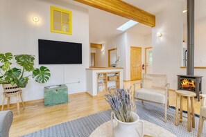 Interior - Buttercup Bay Hideaway by AvantStay | Cozy Escape w/ Fire Pit, Walk to Beach (Manzanita)