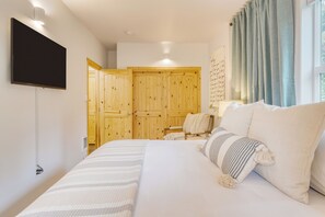 3 bedrooms, iron/ironing board, travel crib, free WiFi
