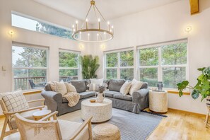 Smart TV, fireplace - Buttercup Bay Hideaway by AvantStay | Cozy Escape w/ Fire Pit, Walk to Beach (Manzanita)