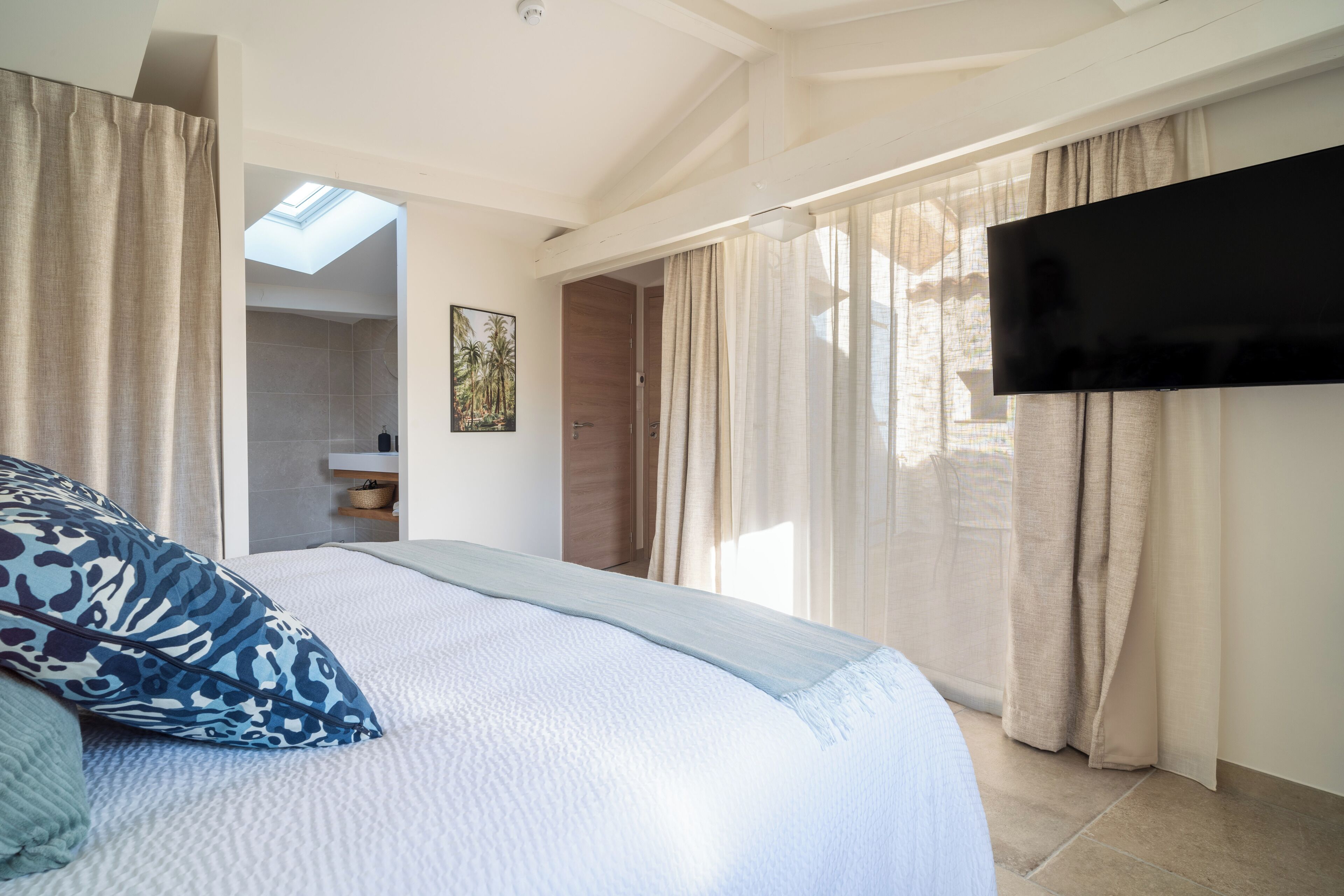 Chambre Le Roubion | In-room safe, individually decorated, individually furnished