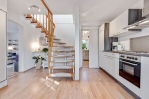 Microonde, forno, piano cottura, lavastoviglie
