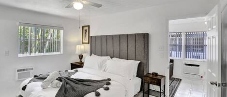 2 dormitorios, escritorio, tabla de planchar con plancha y cuna de viaje