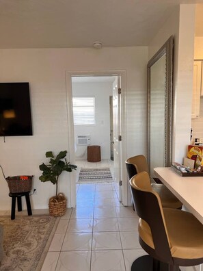 Interior - Rustic Retreat - Prime Location w Stylish Design (Fort Lauderdale)