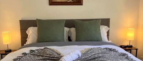 1 habitación, escritorio, tabla de planchar con plancha y cuna de viaje