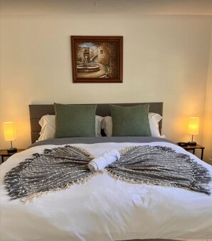 1 habitación, escritorio, tabla de planchar con plancha y cuna de viaje 