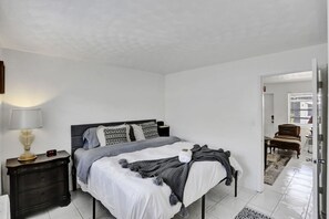 1 Schlafzimmer, Schreibtisch, Bügeleisen/Bügelbrett, Reisekinderbett