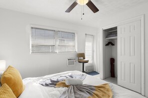 1 habitación, escritorio, tabla de planchar con plancha y cuna de viaje 