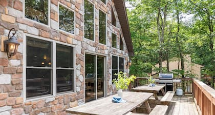 Coyote Cabin by AvantStay | Hot Tub + Walk to Lake