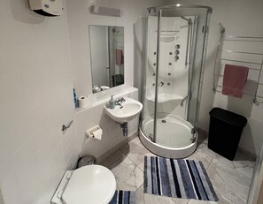 Dusche, Haartrockner, Handtücher