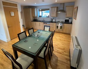 Een koelkast, een magnetron, een oven, een kookplaat