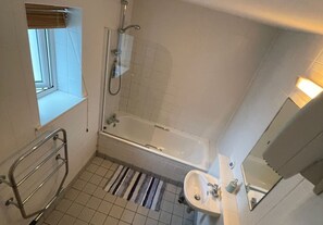 Een douche, een haardroger, handdoeken