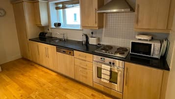 Frigorífico, microondas, horno y placa de cocina