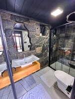 Exclusive Villa | Bathroom | Free toiletries, hair dryer, slippers, towels