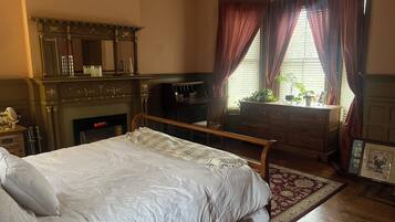 2 bedrooms, iron/ironing board, internet, bed sheets