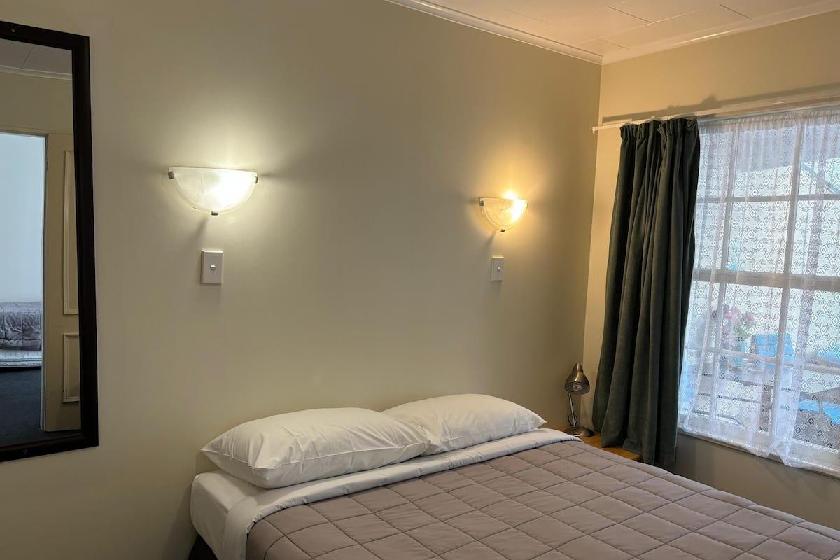 Deluxe Süit | 1 yatak odası, masa, güneşlik/perde, ütü/ütü masası