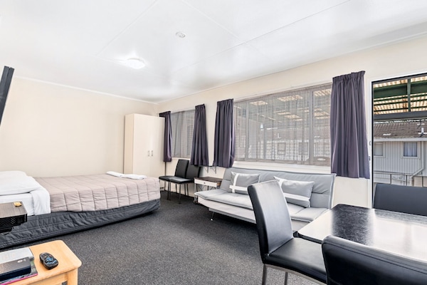 Apartamento empresarial, 1 quarto | Escrivaninha, cortinas blackout, ferros/tábuas de passar roupa