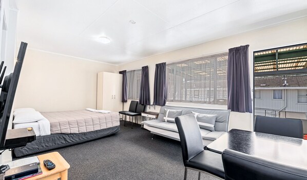 Business Apartment, 1 Bedroom | Meja, langsir/tirai gelap terus, seterika/papan seterika, Wi-fi percuma 