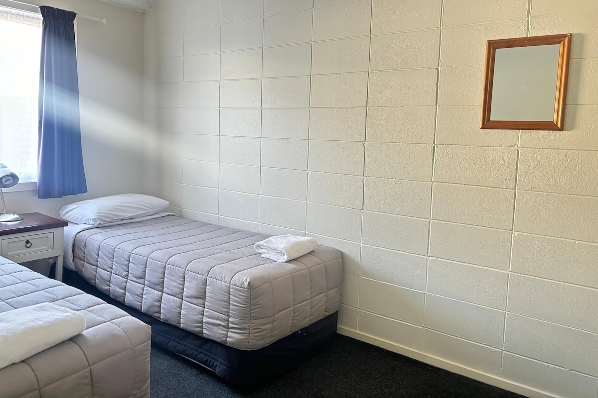 Business Apart Daire, 1 Yatak Odası | 1 yatak odası, masa, güneşlik/perde, ütü/ütü masası