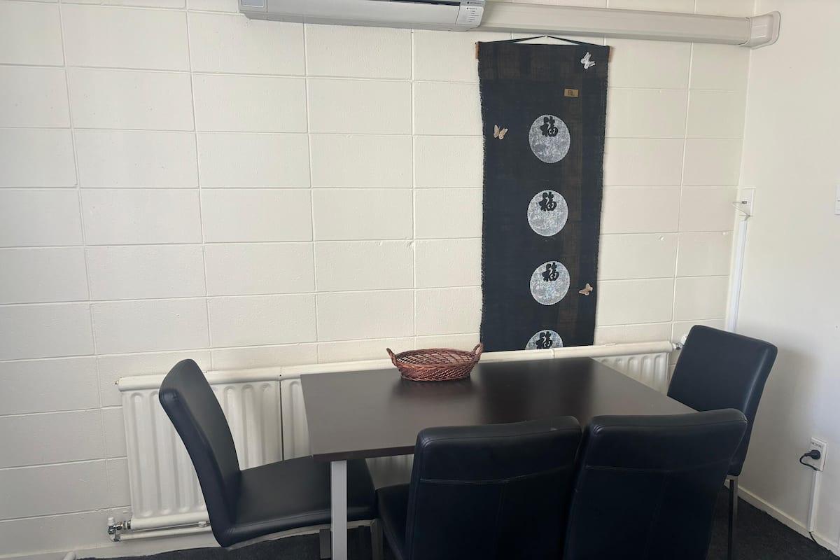 Business Apart Daire, 1 Yatak Odası | 1 yatak odası, masa, güneşlik/perde, ütü/ütü masası