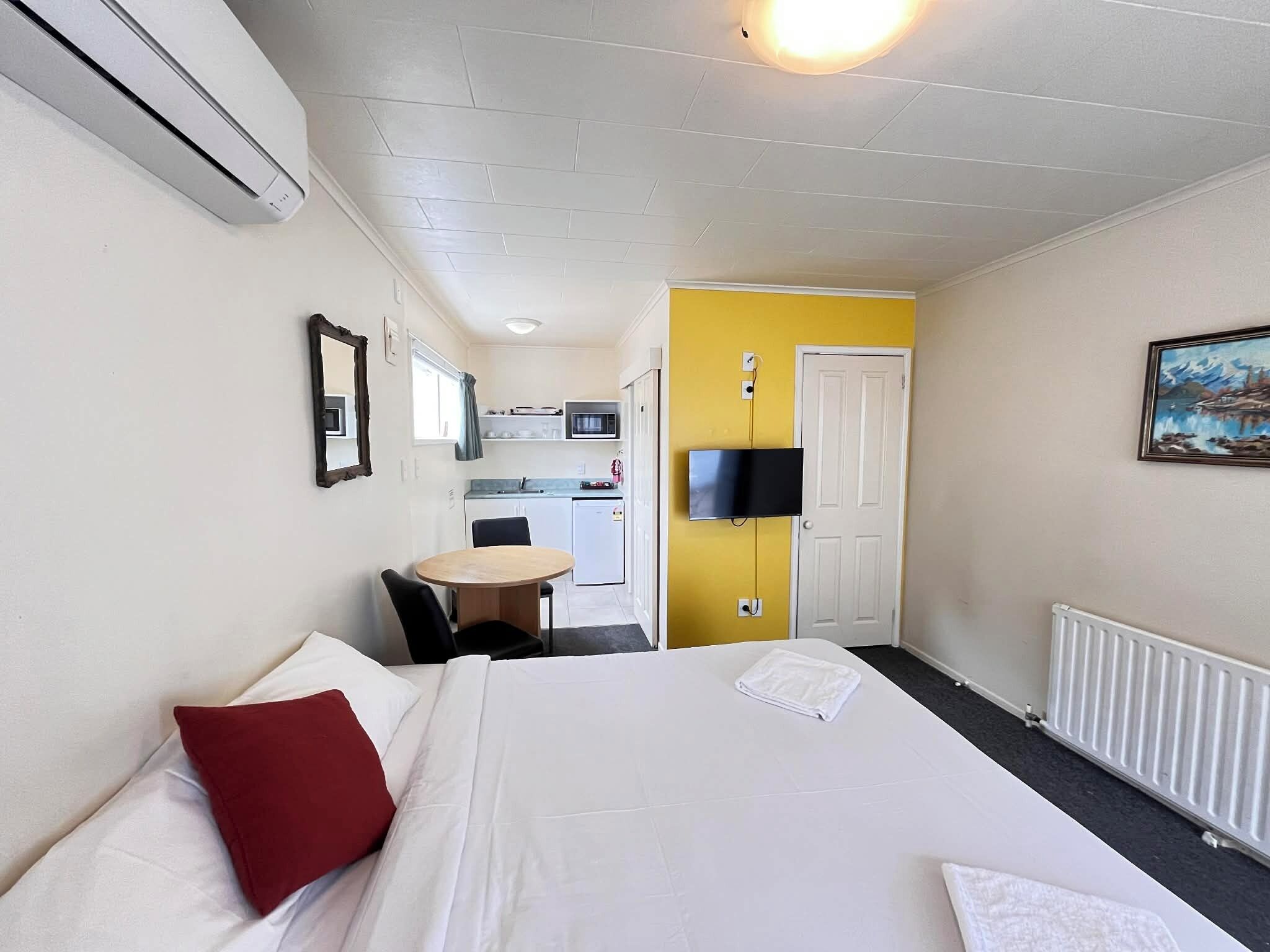 Premium Studio | Desk, blackout drapes, iron/ironing board, free WiFi