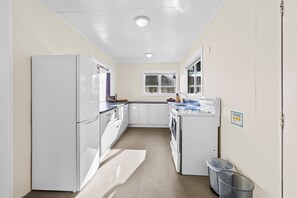 Premium Suite | Dapur peribadi | Dapur, mesin basuh pinggan mangkuk, pembakar roti, kerusi tinggi 