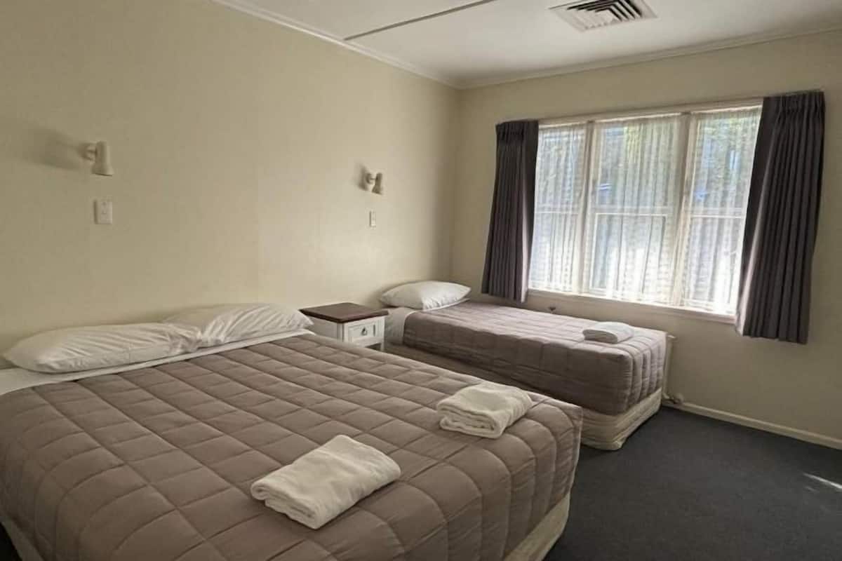 1 yatak odası, masa, güneşlik/perde, ütü/ütü masası