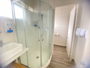 Deluxe Suite | Bathroom | Shower, hydromassage showerhead, hair dryer, towels - Kowhai motel (Rotorua)