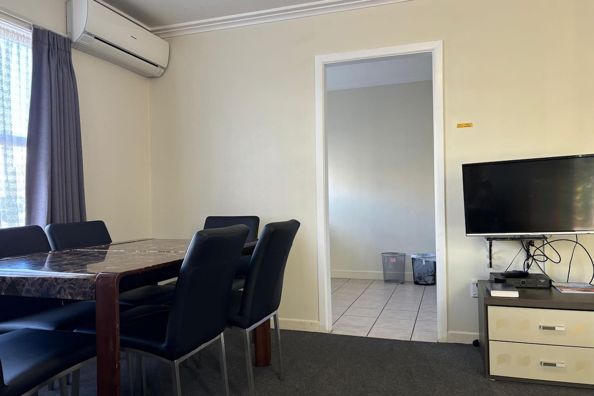 Economy Apart Daire | 1 yatak odası, masa, güneşlik/perde, ütü/ütü masası