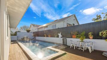 2 albercas techadas y alberca al aire libre