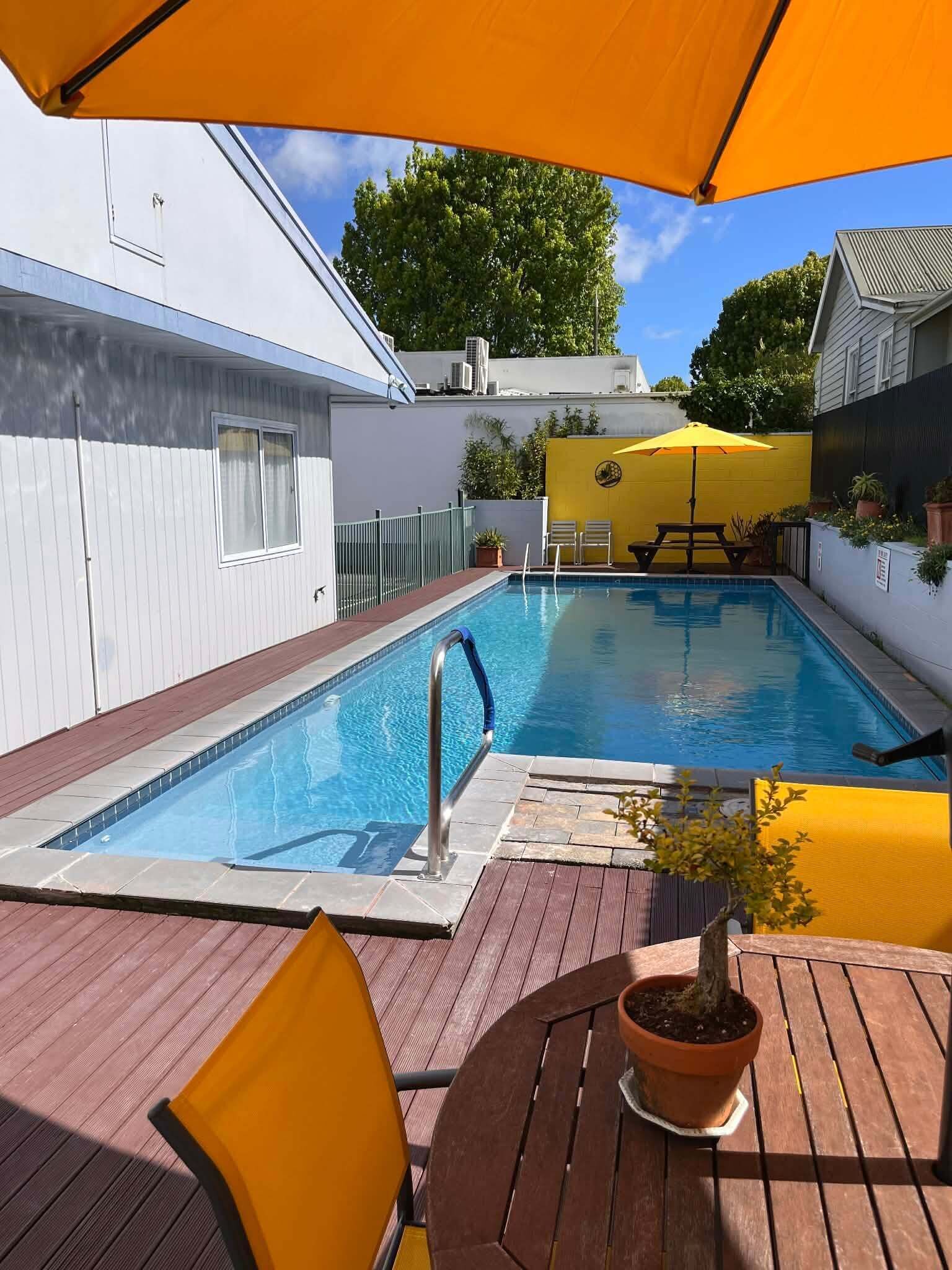 2 piscinas techadas, una piscina al aire libre