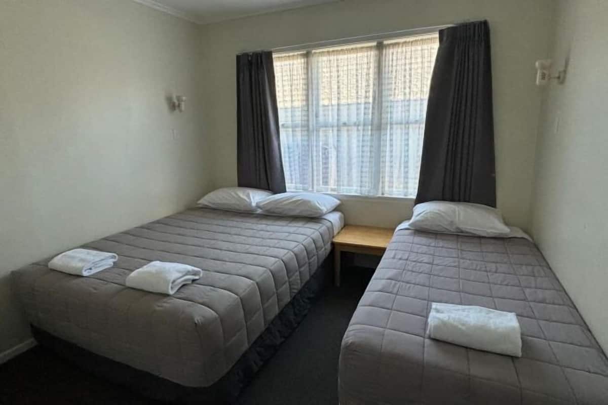 1 slaapkamer, een bureau, verduisterende gordijnen