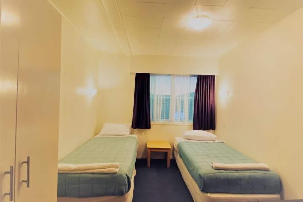 1 yatak odası, masa, güneşlik/perde, ütü/ütü masası