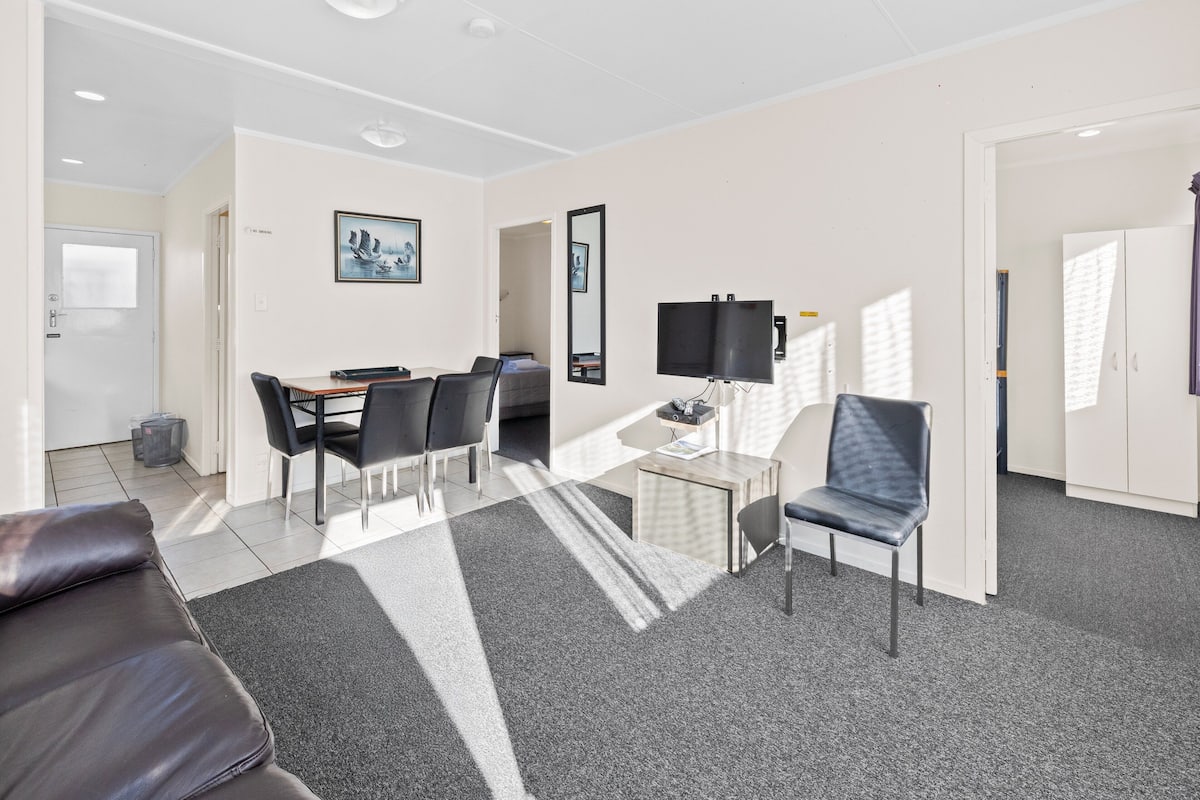1 slaapkamer, een bureau, verduisterende gordijnen