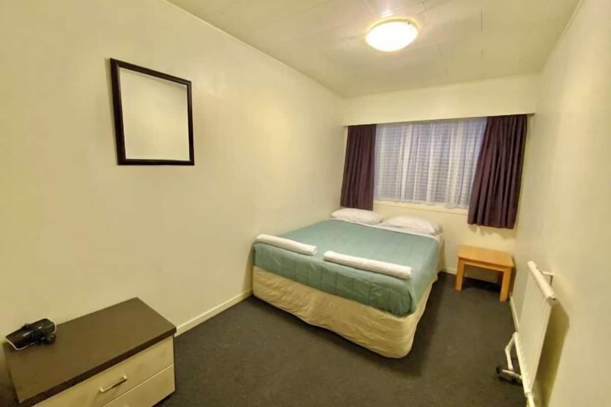 1 yatak odası, masa, güneşlik/perde, ütü/ütü masası