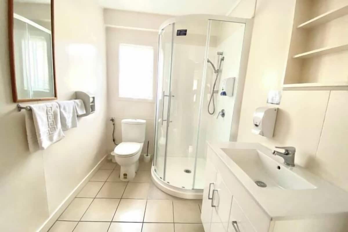 Banyo | Duş, hidro masaj duş başlığı, saç kurutma makinesi, havlu