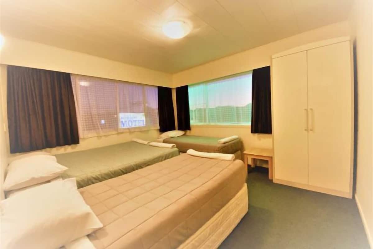 1 slaapkamer, een bureau, verduisterende gordijnen