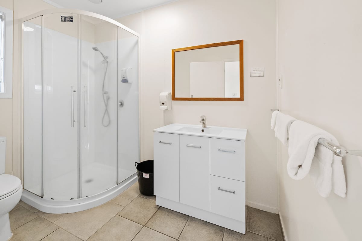 Duş, hidro masaj duş başlığı, saç kurutma makinesi, havlu