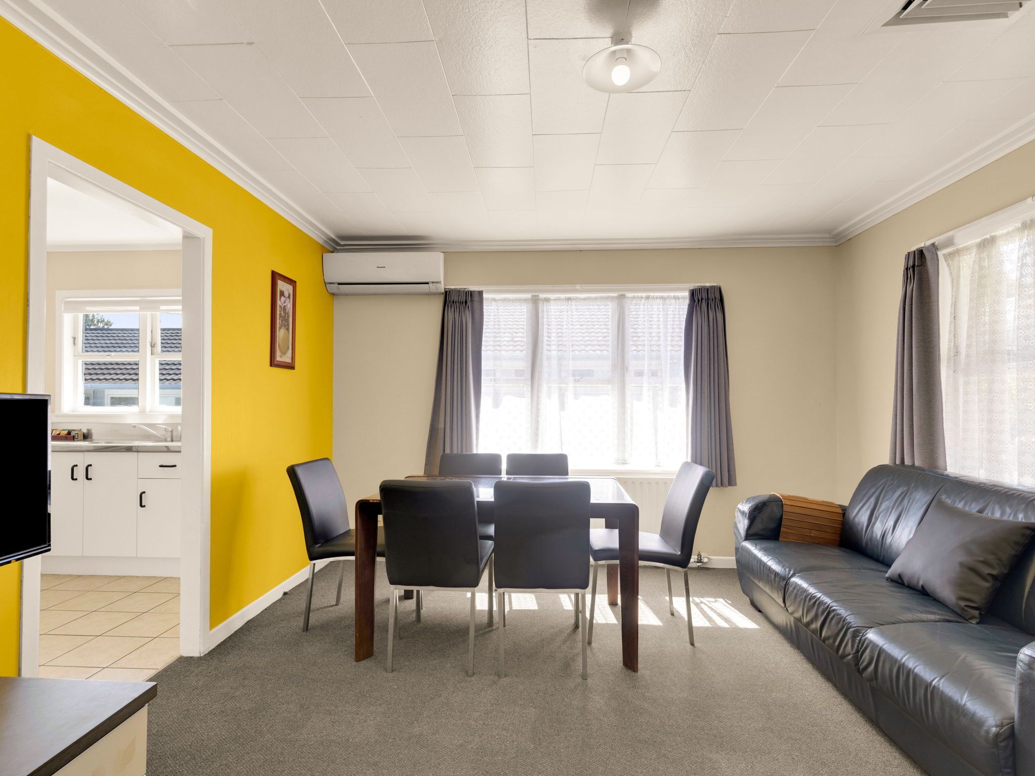 Apartamento econômico | Escrivaninha, cortinas blackout, ferros/tábuas de passar roupa