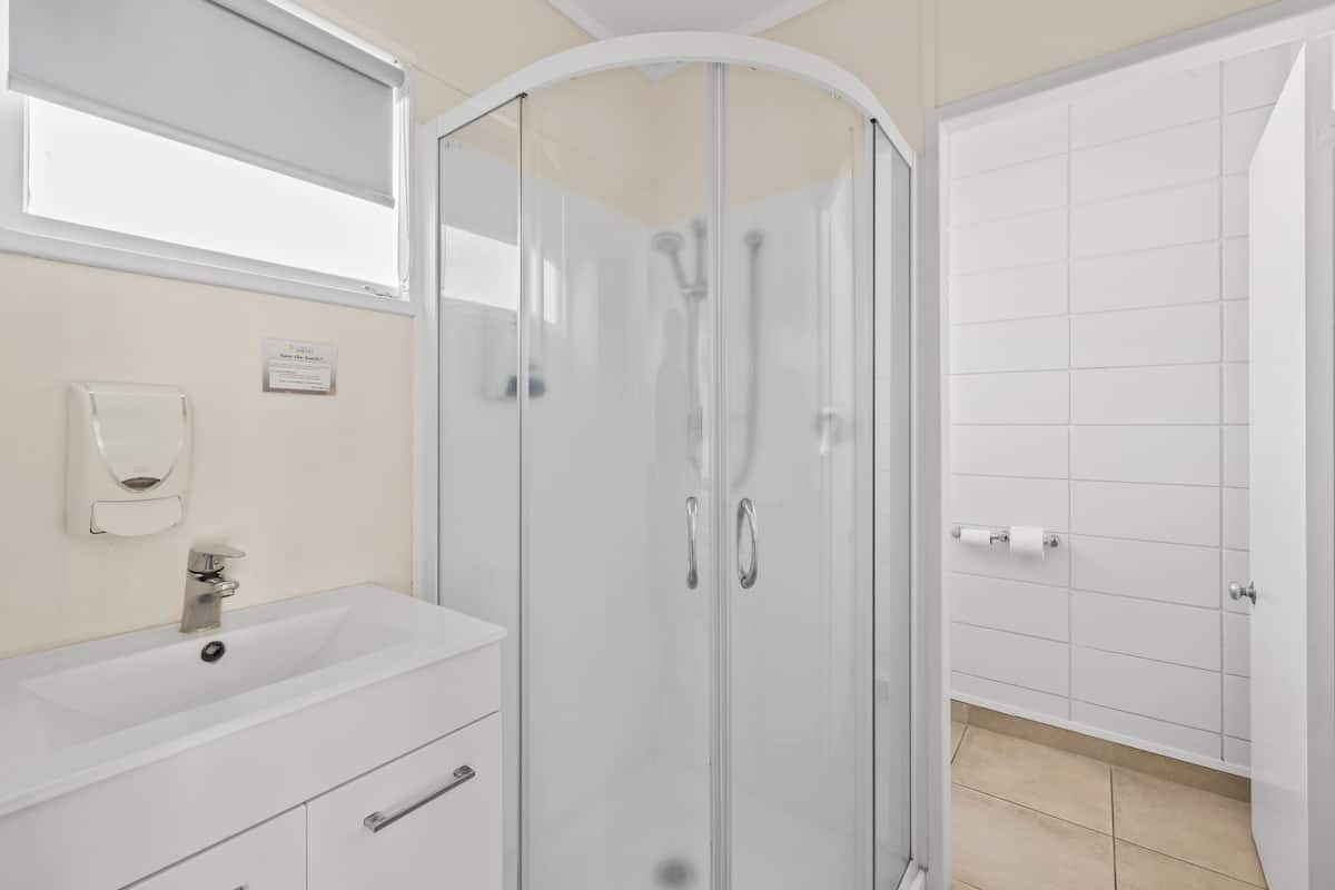 Premium Süit | Banyo | Duş, hidro masaj duş başlığı, saç kurutma makinesi, havlu