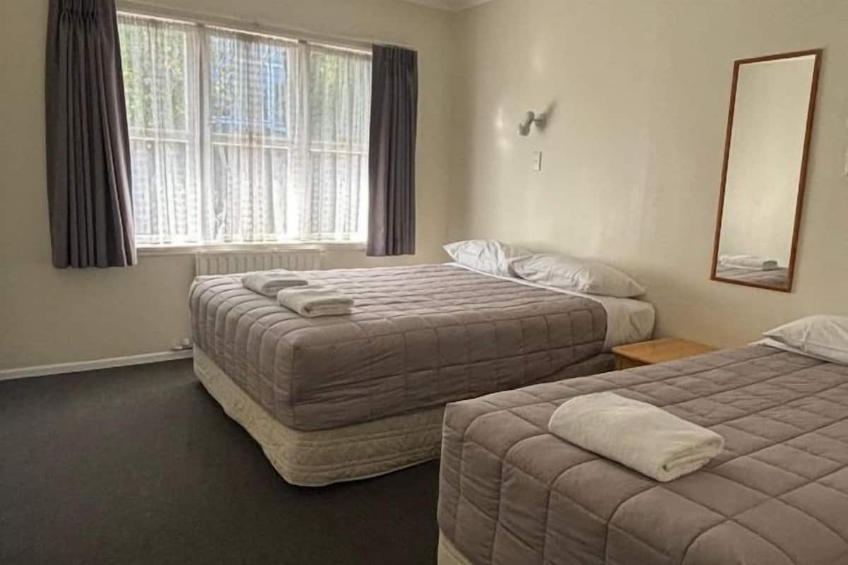 1 yatak odası, masa, güneşlik/perde, ütü/ütü masası