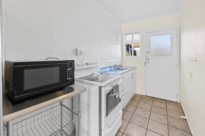 Family Apartment | Dapur peribadi | Dapur, mesin basuh pinggan mangkuk, pembakar roti, kerusi tinggi 