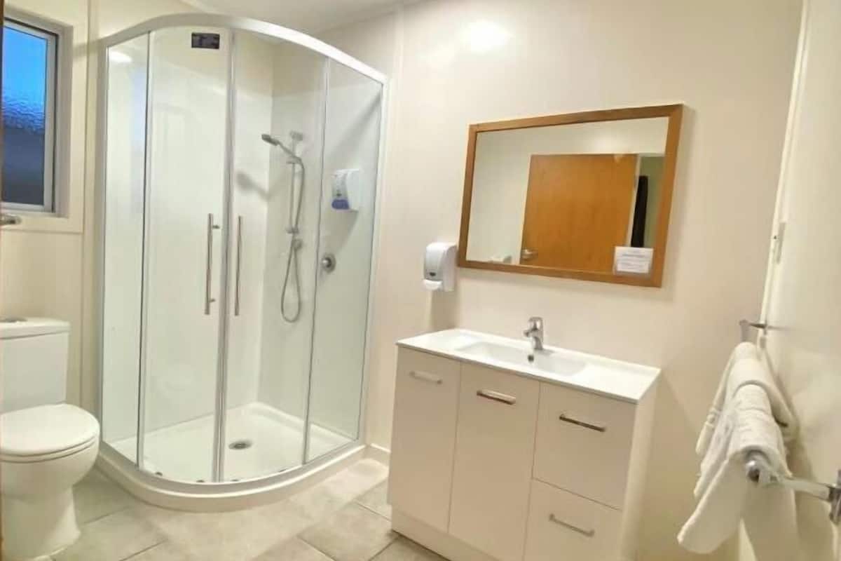 Banyo | Duş, hidro masaj duş başlığı, saç kurutma makinesi, havlu