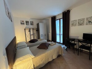 Basic Quadruple Room | Free WiFi, bed sheets - Quadrifoglio affittacamere (Novi Ligure)