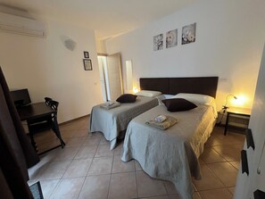 Basic Quadruple Room | Free WiFi, bed sheets - Quadrifoglio affittacamere (Novi Ligure)
