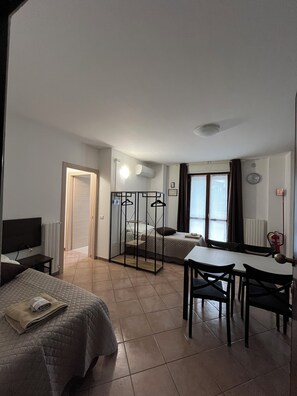 Basic Quadruple Room | Living area