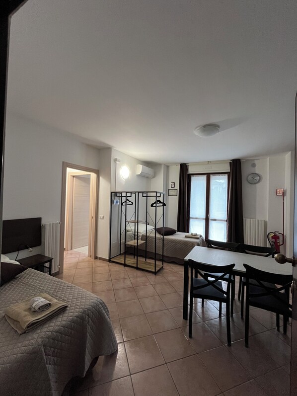 Chambre Quadruple | Coin séjour