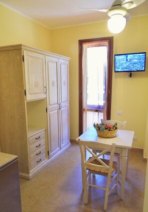 Studio | Living area | 24-inch flat-screen TV with digital channels - Residence con piscina a La Maddalena  (La Maddalena)