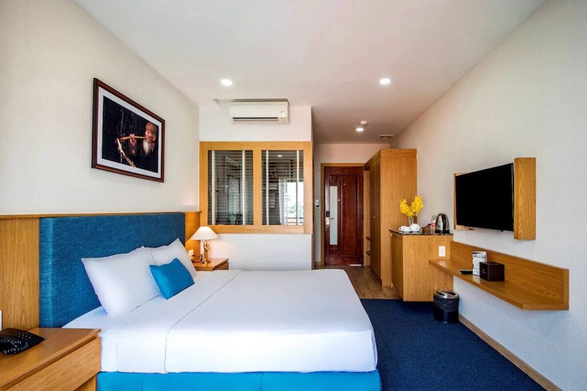 Egyptian cotton sheets, premium bedding, pillow-top beds, minibar