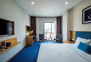 Luxury Double Room, 1 Double Bed, Balcony, City View | Egyptian cotton sheets, premium bedding, pillow-top beds, minibar - Golden Dragon Hotel Sai Gon (Ho Chi Minh City)